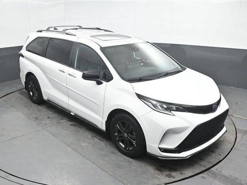 Used 2025 Toyota Sienna XSE AWD/4WD image 18