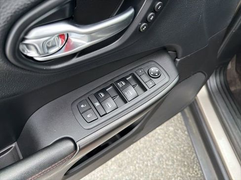 Used 2019 Jeep Cherokee Trailhawk AWD/4WD image 12