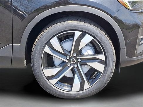 New 2025 Volvo XC40 B5 Ultra w/ Climate Package image 9