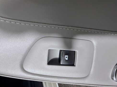 Used 2019 Toyota Avalon Limited image 31