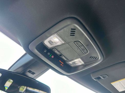 Used 2023 Chevrolet Traverse LT FWD image 34