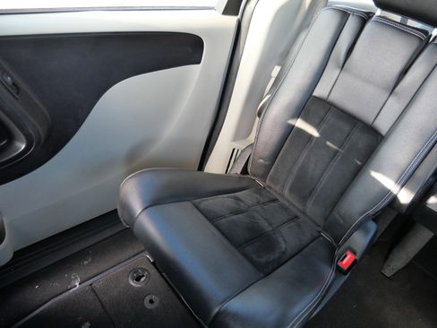 Used 2017 Dodge Grand Caravan SXT image 12