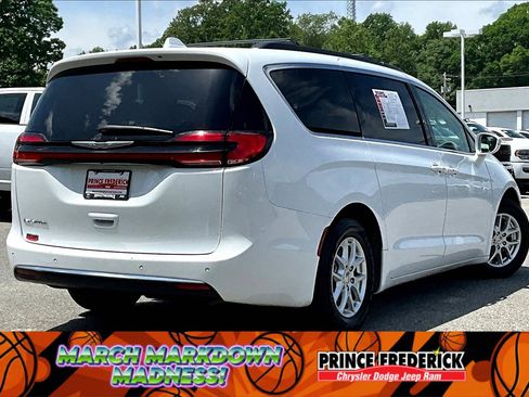 Used 2022 Chrysler Pacifica Touring-L image 10