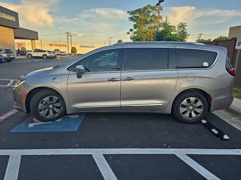Used 2020 Chrysler Pacifica Limited FWD image 3
