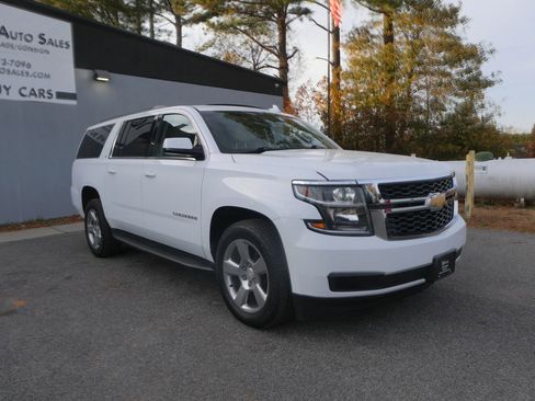 Used 2018 Chevrolet Suburban LT image 3