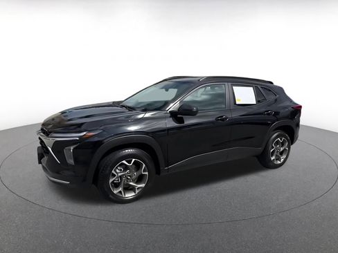 Used 2025 Chevrolet Trax LT FWD image 8