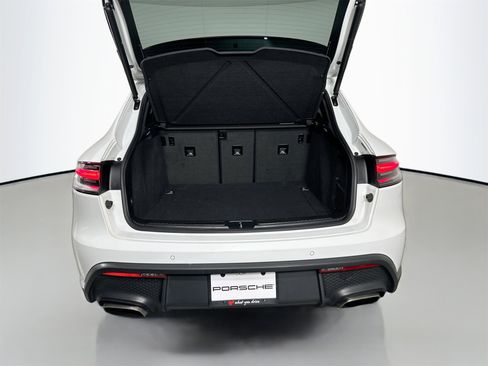 Certified 2023 Porsche Macan image 36