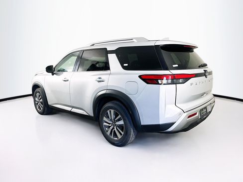 Used 2025 Nissan Pathfinder SL FWD image 5