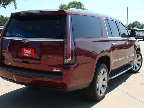 Used 2020 Cadillac Escalade ESV Premium Luxury image 4