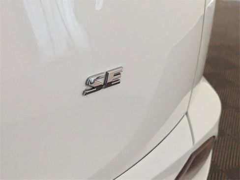 Used 2018 Toyota RAV4 SE image 13