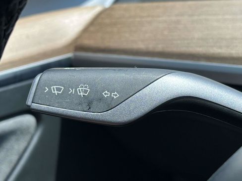 Used 2024 Tesla Model Y Long Range AWD/4WD image 33
