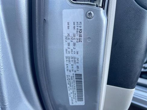 Used 2019 Chrysler Pacifica Touring-L image 31