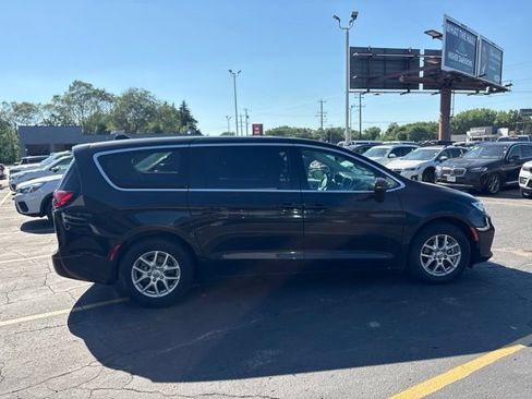 Used 2023 Chrysler Pacifica Touring-L FWD image 9