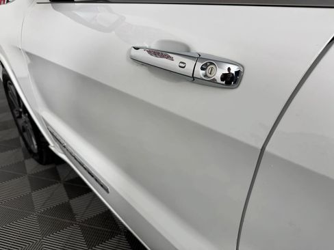Used 2018 Jeep Grand Cherokee Overland AWD/4WD image 28