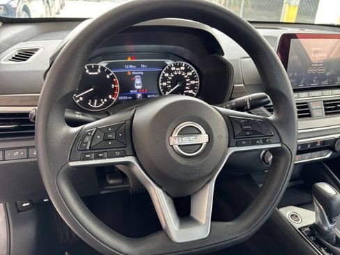 Used 2025 Nissan Altima 2.5 SV FWD image 28