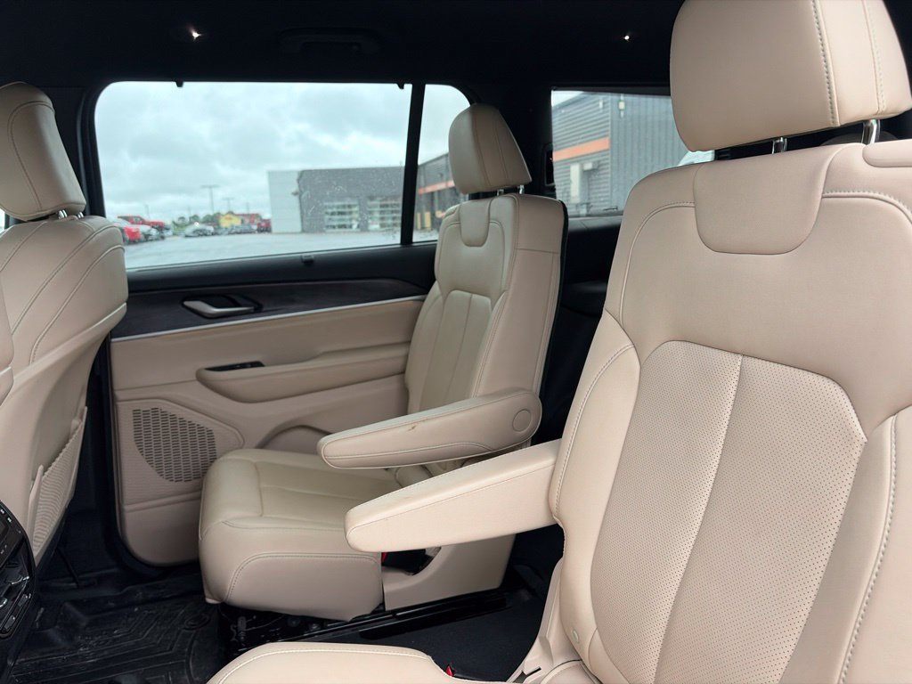 Used 2023 Jeep Grand Cherokee L Limited w/ Luxury Tech Group II AWD/4WD image 6