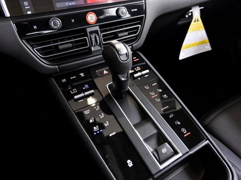 Certified 2025 Porsche Macan Base image 16