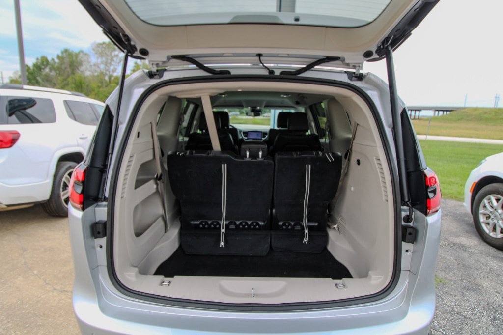 Used 2024 Chrysler Pacifica Touring-L FWD image 5