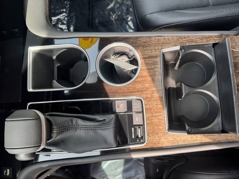 Used 2025 Toyota Sienna Platinum image 27