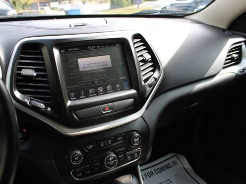 Used 2017 Jeep Cherokee Latitude w/ Comfort/Convenience Group image 8