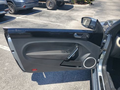 Used 2019 Volkswagen Beetle 2.0T SE FWD image 18