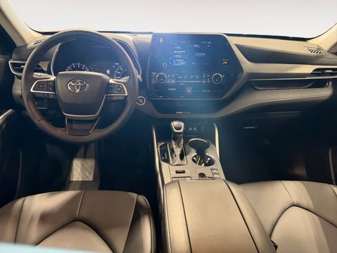 Used 2025 Toyota Highlander XLE image 11