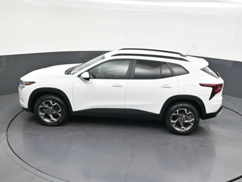 Used 2024 Chevrolet Trax LT FWD image 19