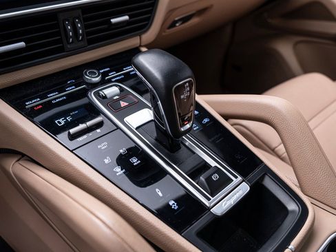 Used 2021 Porsche Cayenne Coupe image 26