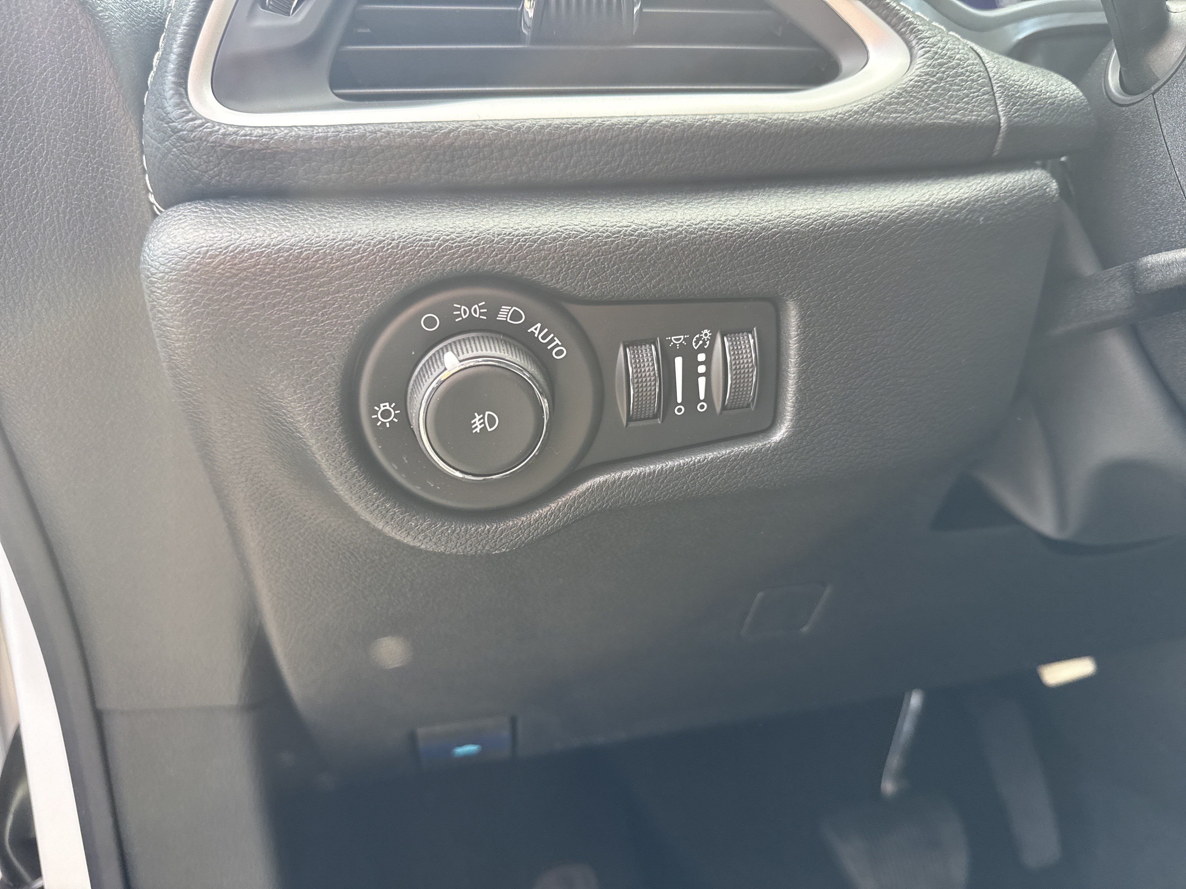 New 2026 Chrysler Pacifica Select FWD image 33