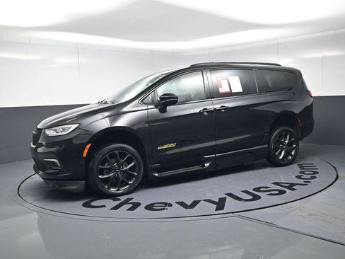 Used 2022 Chrysler Pacifica Touring-L w/ S Appearance Package image 6