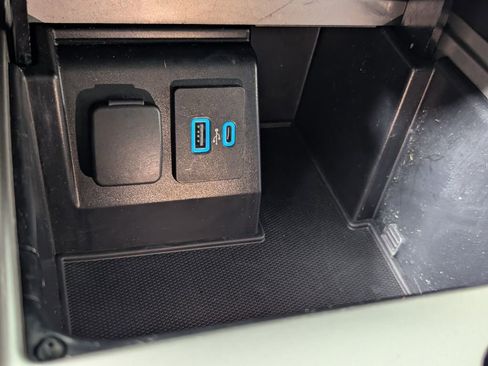 Used 2020 Ford Explorer XLT image 23