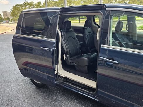 Used 2023 Chrysler Pacifica Touring-L FWD image 29