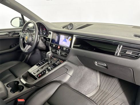 Certified 2024 Porsche Macan w/ Premium Plus Package AWD/4WD image 29