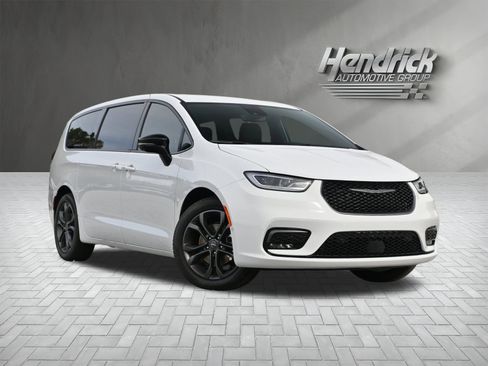 New 2026 Chrysler Pacifica Select image 2