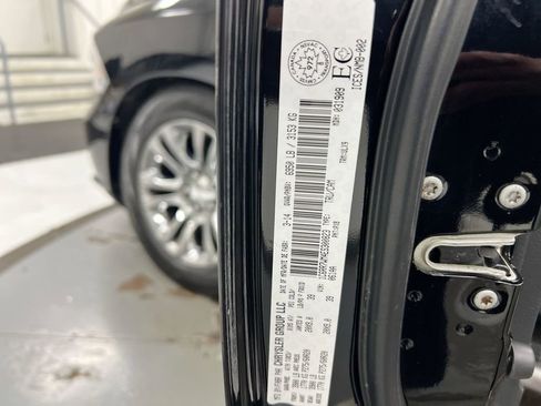 Used 2014 RAM 1500 Limited AWD/4WD image 28