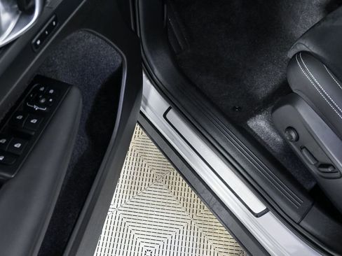 Certified 2025 Volvo XC40 B5 Plus image 9