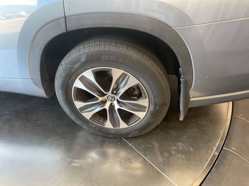 Used 2020 Toyota Highlander XLE AWD/4WD image 9