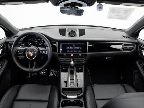 Used 2025 Porsche Macan image 23