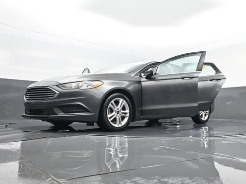 Used 2018 Ford Fusion SE FWD image 30
