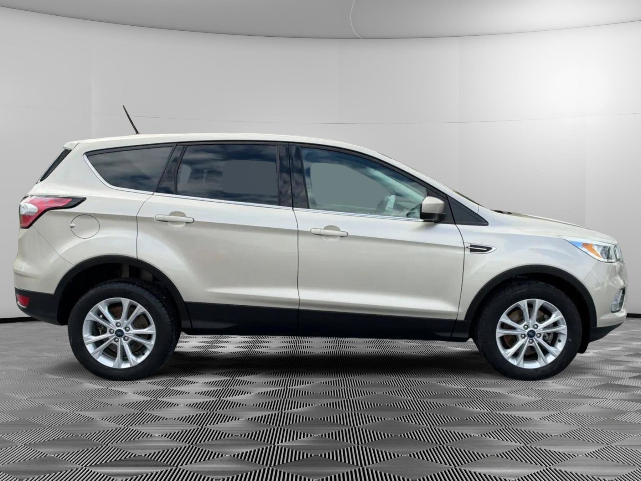 Used 2017 Ford Escape SE w/ SE Cold Weather Package AWD/4WD image 6