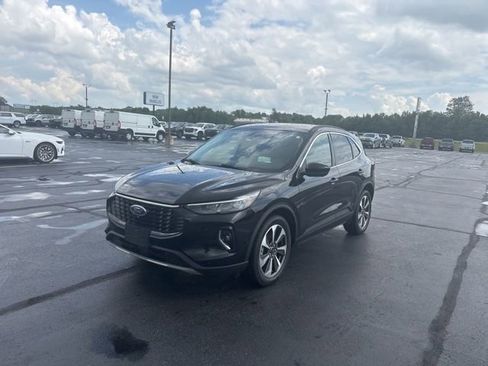 Used 2023 Ford Escape Platinum w/ Premium Technology Package AWD/4WD image 4