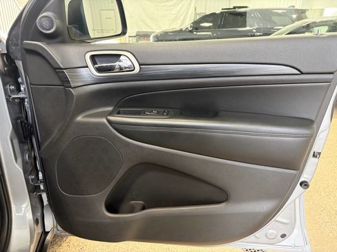 Used 2020 Jeep Grand Cherokee Laredo w/ Security & Convenience Group image 31