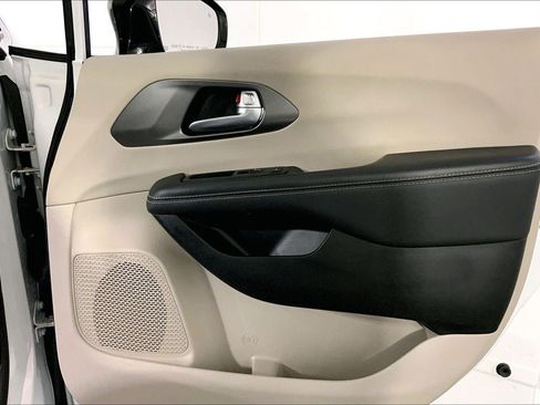 Used 2024 Chrysler Pacifica Touring-L image 26