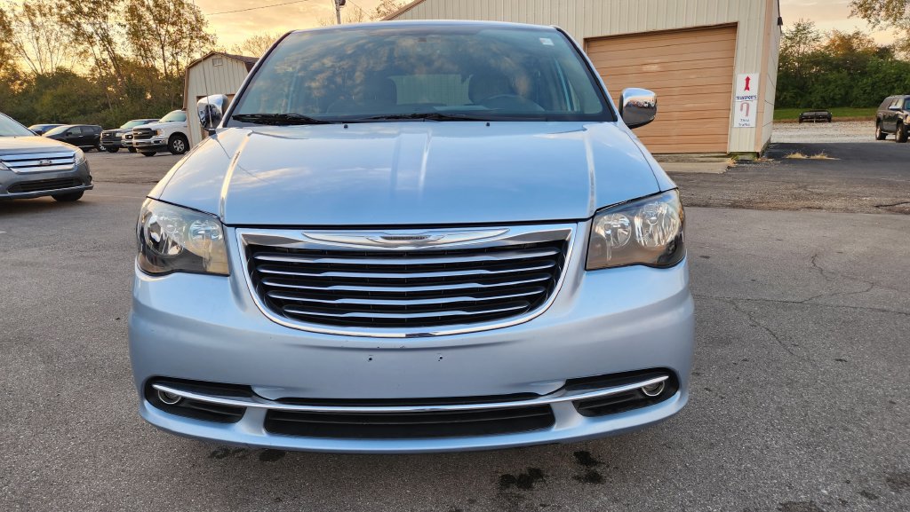 Used 2012 Chrysler Town & Country Touring-L w/ Entertainment Group #2 FWD image 12