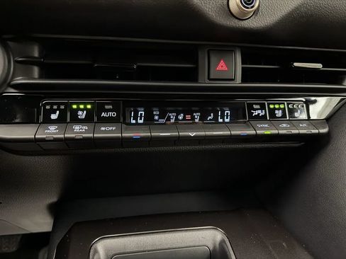 Used 2025 Toyota Crown AWD/4WD image 30