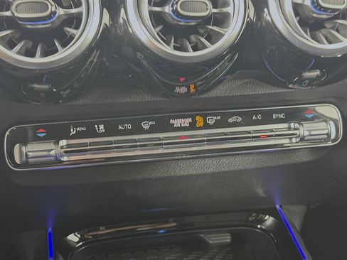 Used 2025 Mercedes-Benz GLB 250 image 23