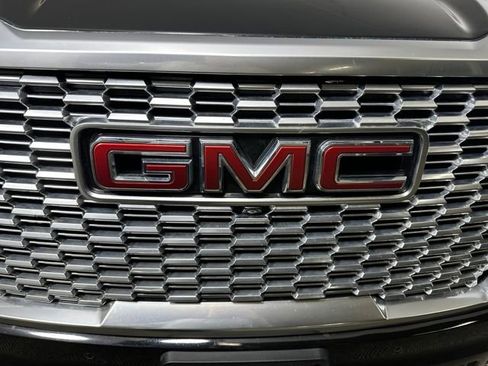 Used 2021 GMC Yukon XL Denali w/ Denali Premium Package image 9