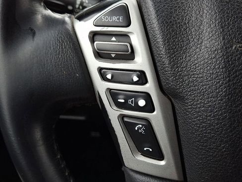 Used 2017 Nissan Titan SV image 22