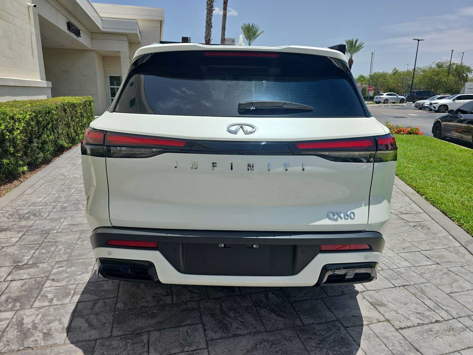 Used 2023 INFINITI QX60 Luxe w/ Performance Audio Package FWD image 5