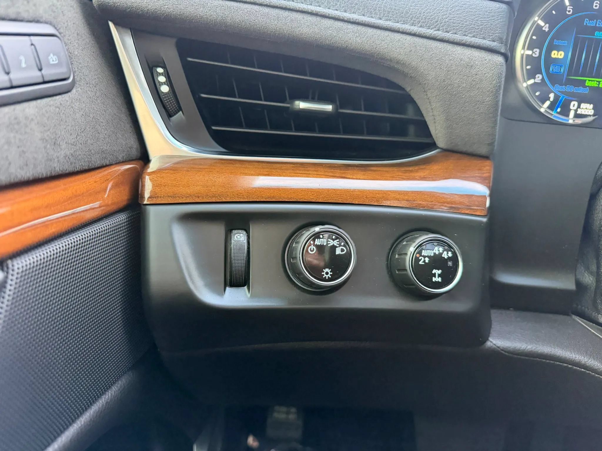 Used 2019 Cadillac Escalade Luxury AWD/4WD image 18